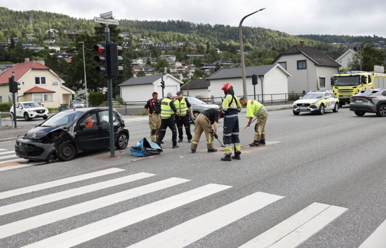 SKADET: En kvinne er kjørt til legevakt etter sammenstøtet