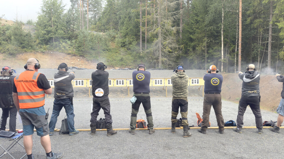 MANGE SKYTTERE PÅ PLASS: Slik ser det ut på standplass under Pistol-NM.