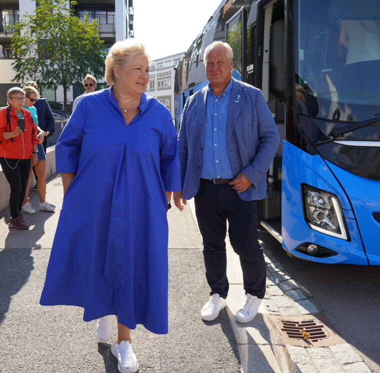 Erna Solberg åpnet årets valgkamp i Drammen med besøk på Aass Bryggeri, her flankert av drammensordfører Kjell Arne Hermansen og Høyres valgkamp-buss.