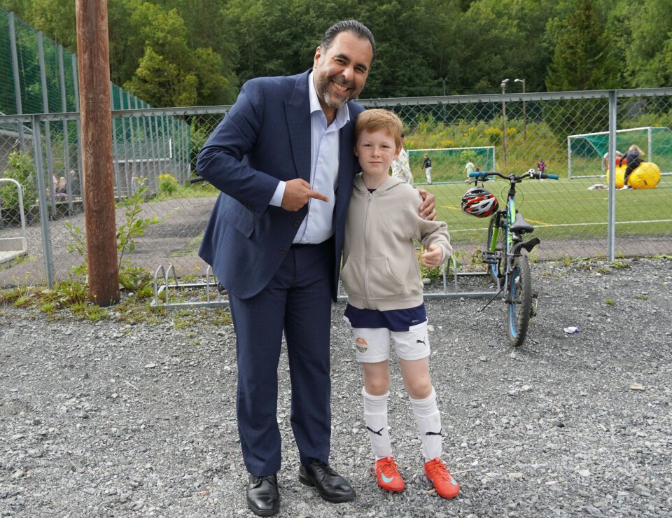 FINT BESØK: En av dem som syns det var stor stas å få møte Masud Gharahkhan var Emil Johannes Fretland Brosø 9 år. Han spiller selv fotball og syns det er bra at Masud Gharahkhani tar seg tid til å hilse på.