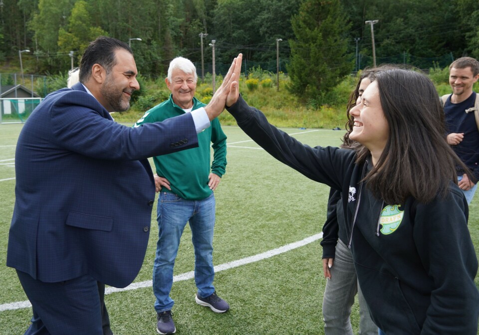 BETYR MYE: For Berra Akteke betyr det mye å få ha betalt sommerjobb i Drafn. Hun er en av instruktørene. Her sammen med stortingspresident, Masud Gharahkhani.