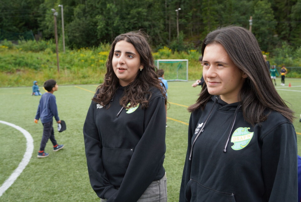 MORSOMT: For Maya Yomok og Berra Akteke har betalte sommerjobber som intruktører for barna på sommercampen. De syns det er fint å kunne få erfaring og gleder seg til å gå på jobb hver dag.