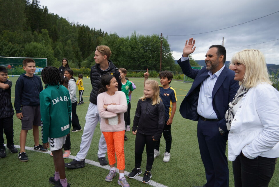 STORFINT BESØK: Barna på sommercamp syns det var stas å få besøk av stortingspresidenten.
