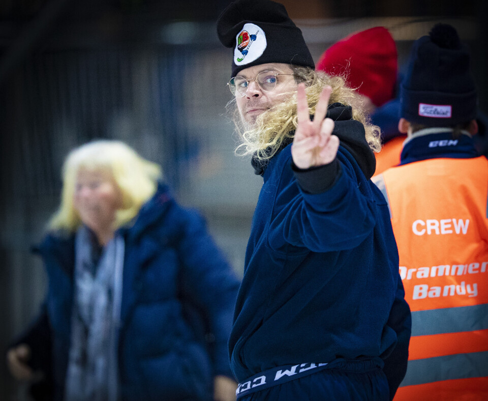 PEACE: Mathias Stavis i kjent stil på sidelinja. I bakgrunnen styreleder i Drammen Bandy Julie Nålby, som ikke ville si om trenerjobben etter at NM-gullet var sikret.