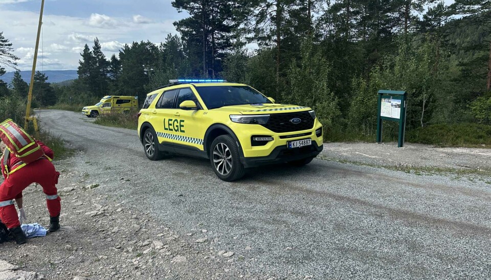 Nødetatene slet innledningsvis med å komme seg forbi en av bommene, helt til noen kom syklende ned med en nøkkel.