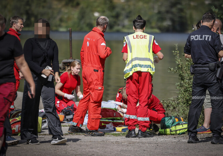 Nødetatene jobbet med en mann som hadde havnet under vann, men som skal ha begynt å puste selv etter hjerte-lunge-redning fra andre personer på stedet.