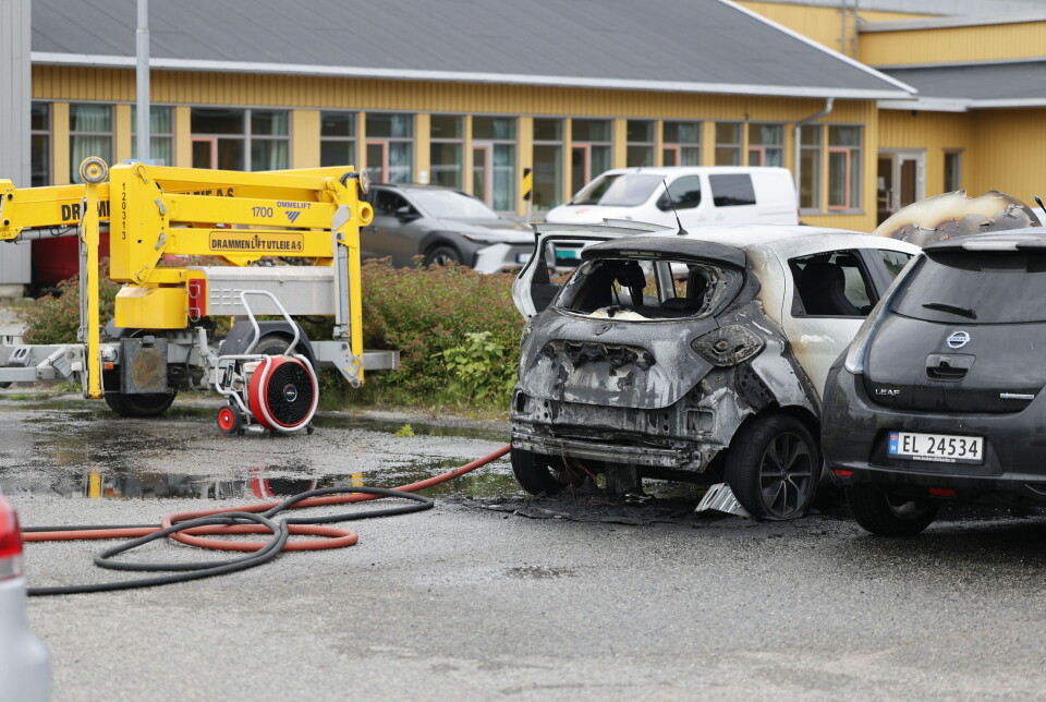 Elbil-brann spredd seg - ba naboer lukke vinduer