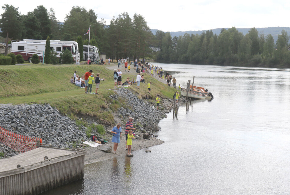 Et stort antall unger var med på fiskekonkurransen der alle fikk premie.