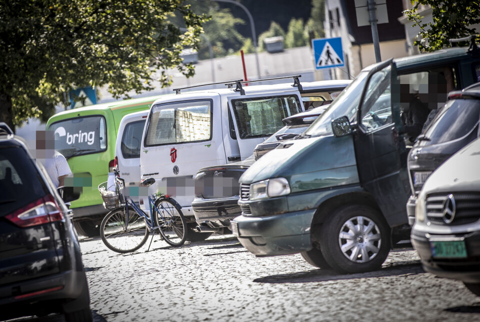 OKKUPERER PARKERINGSPLASS: En rekke Romania-registrerte varebiler er til enhver tid å finne på parkeringsplassen knyttet til den eldre bygården i Tollbugata. Personene på stedet ønsket ikke å bli fotografert av DRM24.