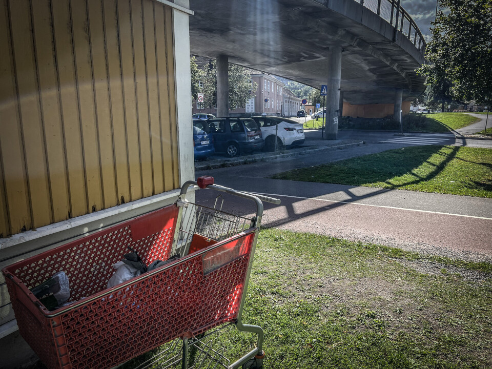 PROBLEMOMRÅDE: En handlevogn med skrot og søppel foran tilholdsstedet under Strømsøbrua. På høylys dag er det liten aktivitet her, men på kveld og morgen er det desto mer.
