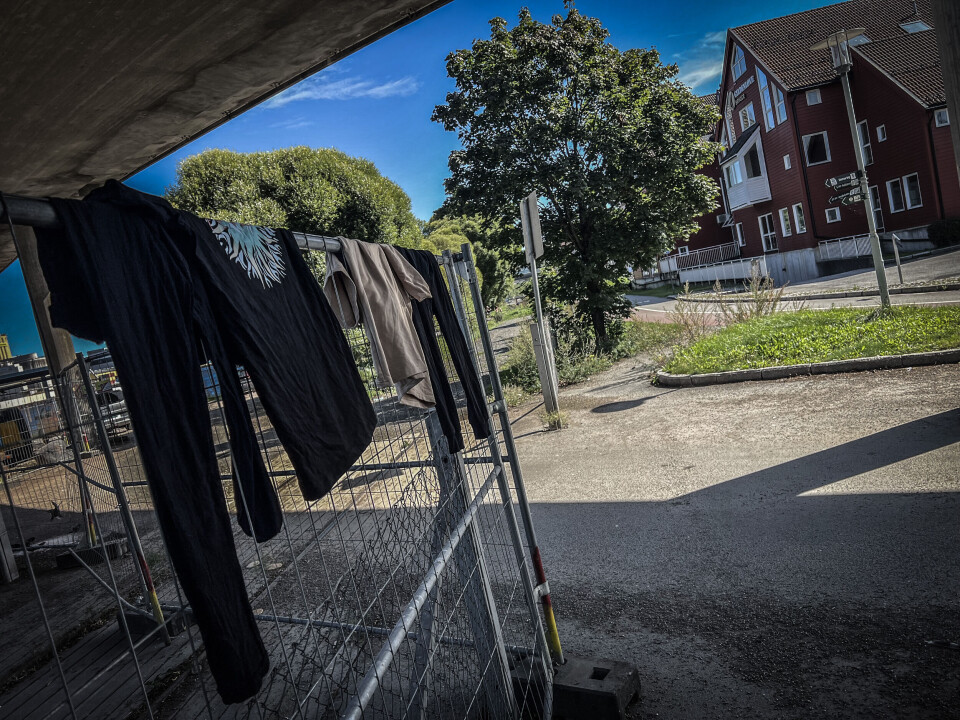 OFFENTLIG SKITTENTØYSVASK: Klesvask til tørk på byggegjerdene ved Gyldenløve Brygge langs gang- og sykkelveien.