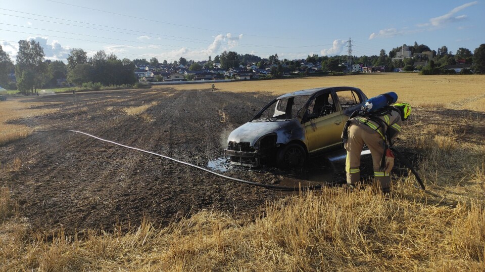 Brannen er nå slukket, men bilen totalskadet.