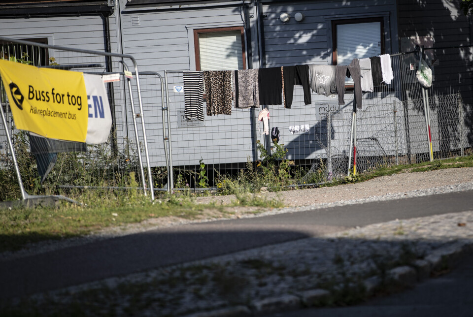 KLESVASK: Undertøy og andre klær henger til tørk på byggegjerdene langs gang- og sykkelveien i Doktor Hansteins gate.