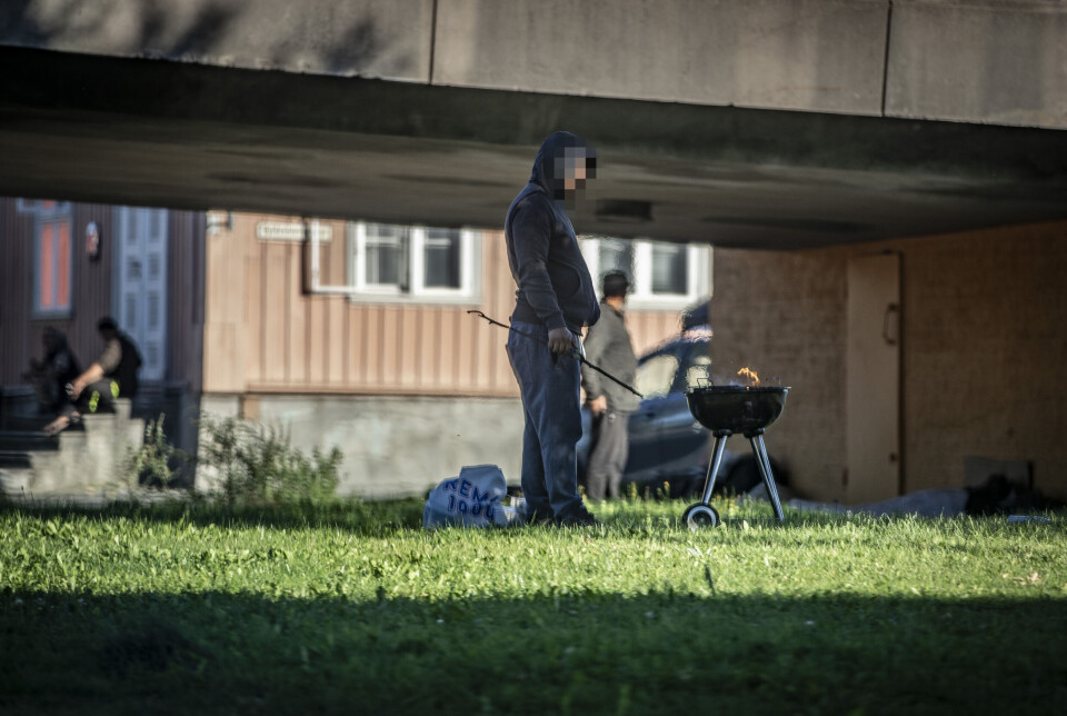 HAR «OKKUPERT» OMRÅDET: Flere beboere i nærmiljøet, spesielt kvinner, utrykker bekymring for å bevege seg på Gyldenløves plass. I kveldssola fredag er det noen som griller, noen som sover og andre som har slått seg ned på trappa til nærmeste nabo blant romfolket på stedet.