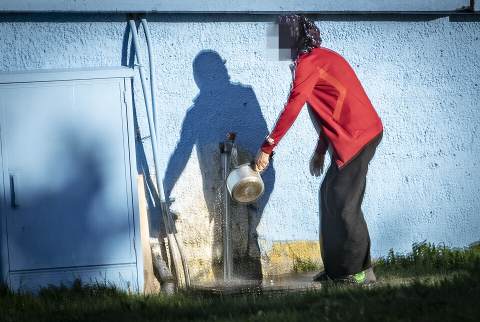 OPPVASKEN: Fredag kveld har det fortsatt ikke skjedd noe med romfolkets tilgang på den kommunale vannkrana hvor låsen skal være brutt opp.