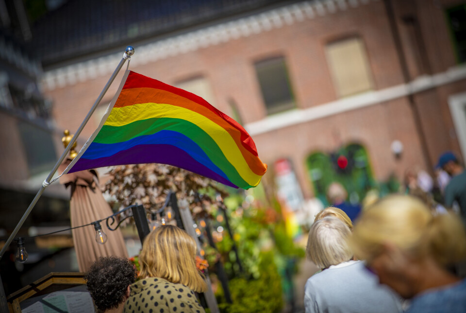 Flere av byens serveringssteder flagget med pride-flagget lørdag.