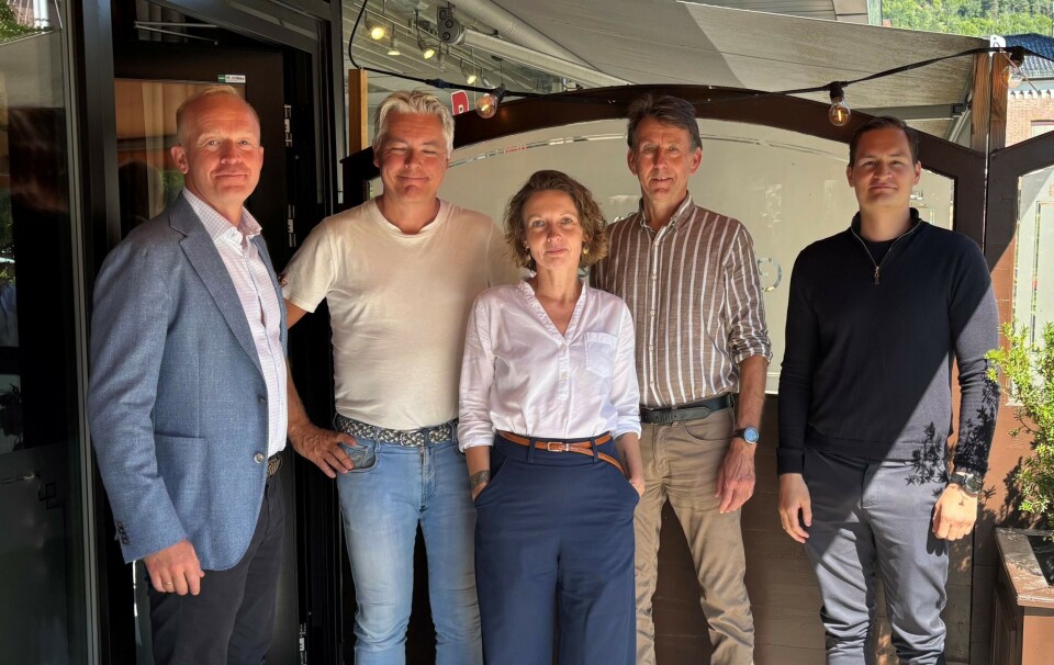 Fra venstre: Jon Søland fra Regnbue Invest AS, Jon Einar Melbye fra Brække Melbye Holding AS og Line Havstein, Tron Mikkelsen og Kim Lam fra Skanska. Skanska