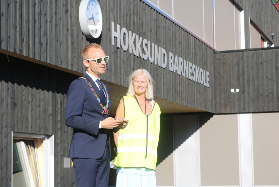 Det å begynne på en helt ny skole gjorde det ekstra spennende og ordfører Adrian Tollefsen kunne ønske velkommen sammen med rektor Edel Karin Wøien.