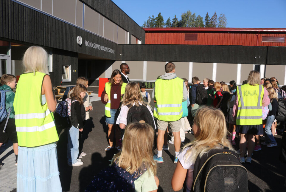 Ser litt kaotisk ut, men her samler lærerne elevene sine til sin første skoledag på den nye skolen.