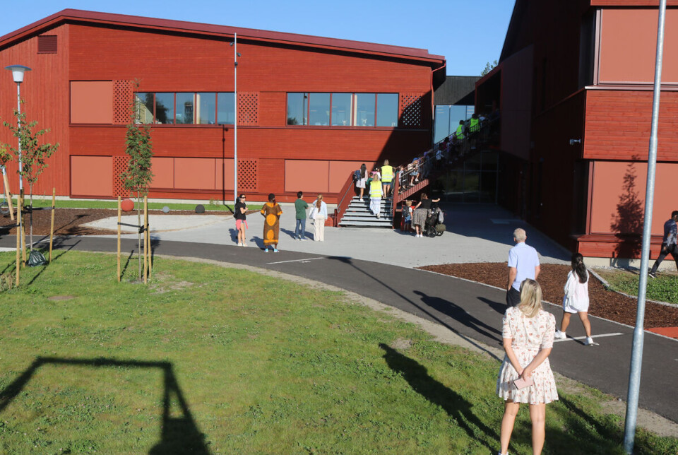 Alle klassetrinnene har sin egen inngang på skolen slik at det ikke blir kaos gjennom hovedinngangen og igjen lettere tilgang til lekeområdene ute når det er friminutter.