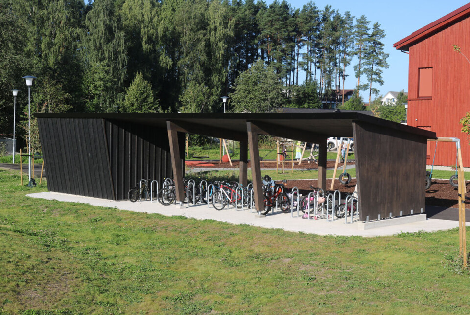 Sykkelskuret er på plass og skolen håper at flest mulig sykler eller går til skolen i stedet for å bli kjørt.