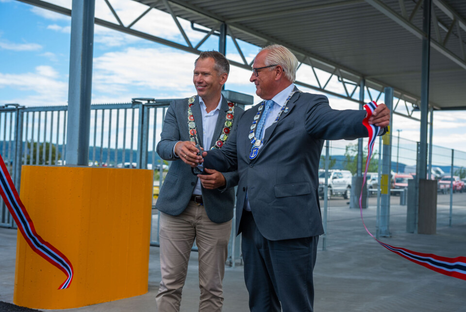 Ordførerduo fra Drammen og Lier klippet snora for den nye havna med påfølgende spasertur ut i den nye fjordparken.