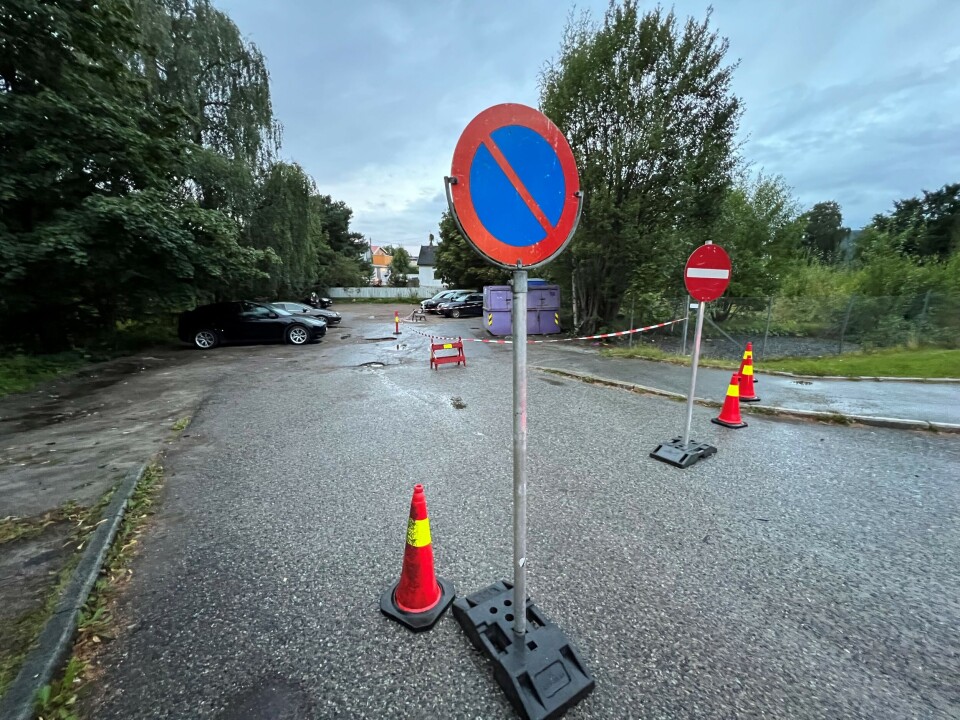 NY PLASS: Dette er den aktuelle parkeringsplassen det er snakk om. Det er nærliggende å anta at andre som benytter plassen må finne seg andre steder å parkere. Kommunen hadde onsdag kveld satt opp parkering forbudt og innkjøring forbudt-skilt.