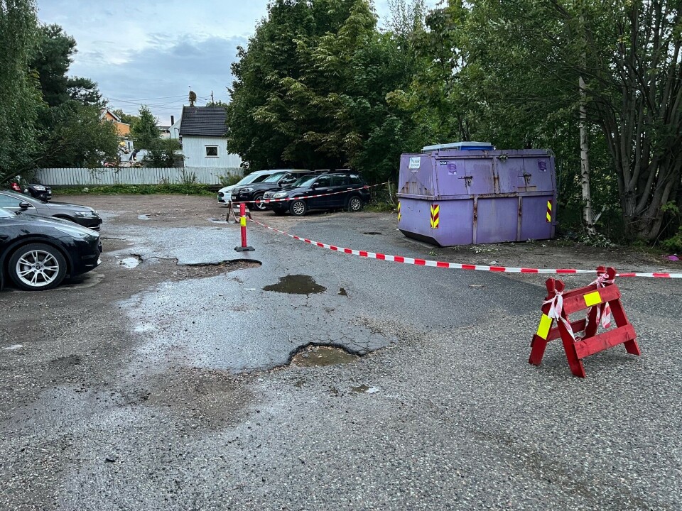 Kommunen har dratt opp sperrebånd rundt toaletter og søppelcontainer, antagelig for tilgang til tømming.