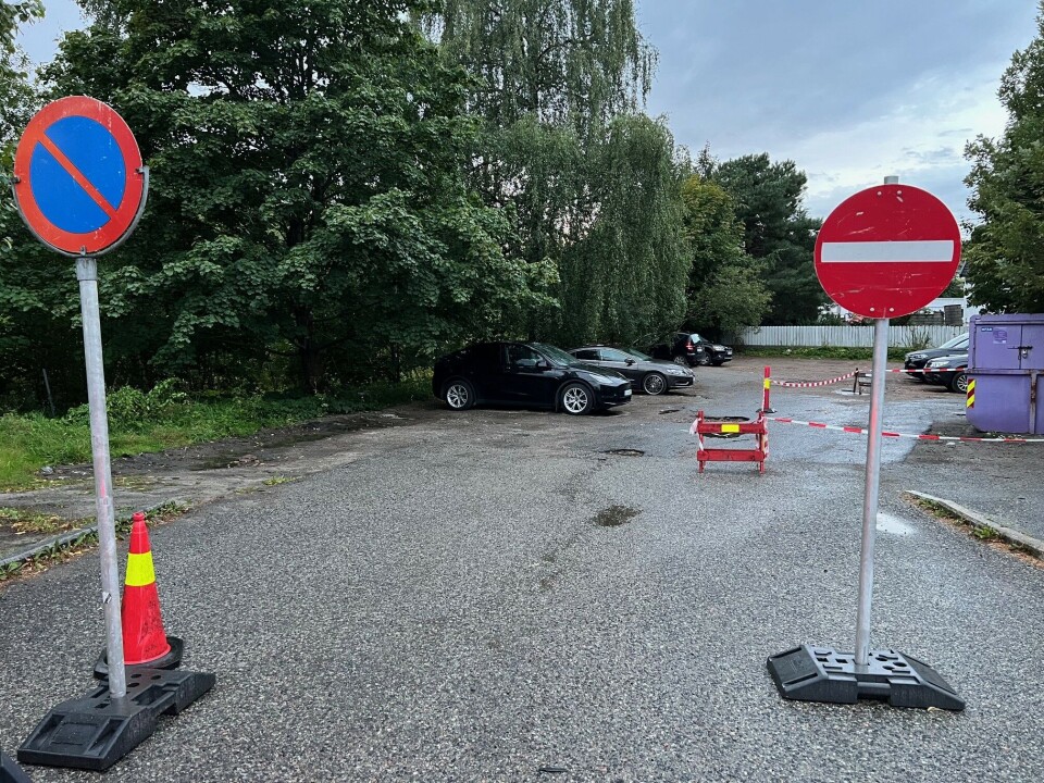 Noen vanlige biler står fortsatt parkert på stedet, men kommunen har med skiltingen gjort det klart at denne p-plassen nå skal være forbeholdt romfolket.