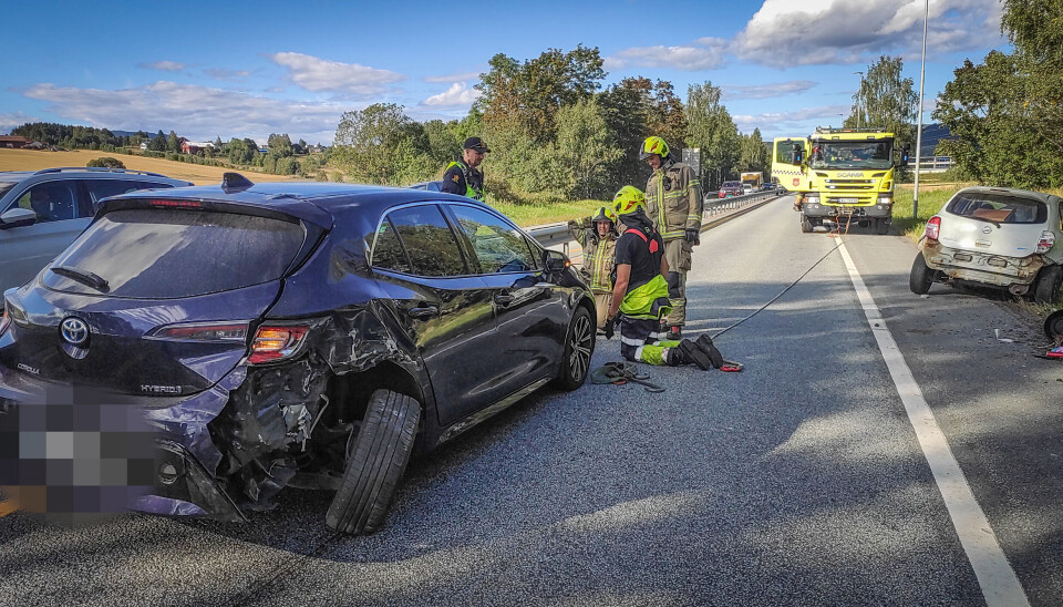 E134-ulykke: Bil havnet på taket