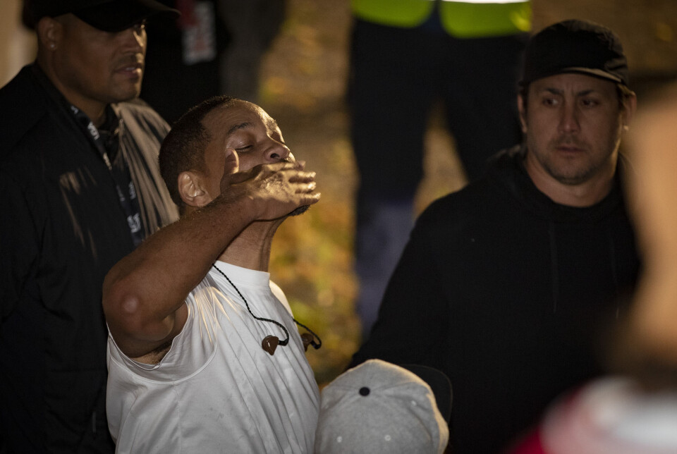 Will Smith med slengkyss i alle retninger før livvaktene fikk «jaget» han inn i den ventende bilen.