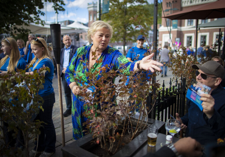 PÅ FRIERFERD: Erna Solberg «raidet» uteserveringene på Bragernes Torg med blå politikk lørdag ettermiddag.