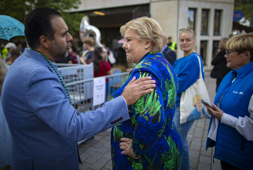 KJEMPER OM STEMMENE: Både Masud Gharahkani (Ap) og Erna Solberg (H) insisterte på at stemningen var god, sistnevnte flankert av fylkestoppene i eget parti.
