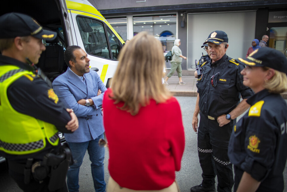 Politistasjonsjef Øyvind Aas i Drammen og visepolitimester Kathrine Stein forklarte justisministeren hvordan de benytter dronetjenesten.
