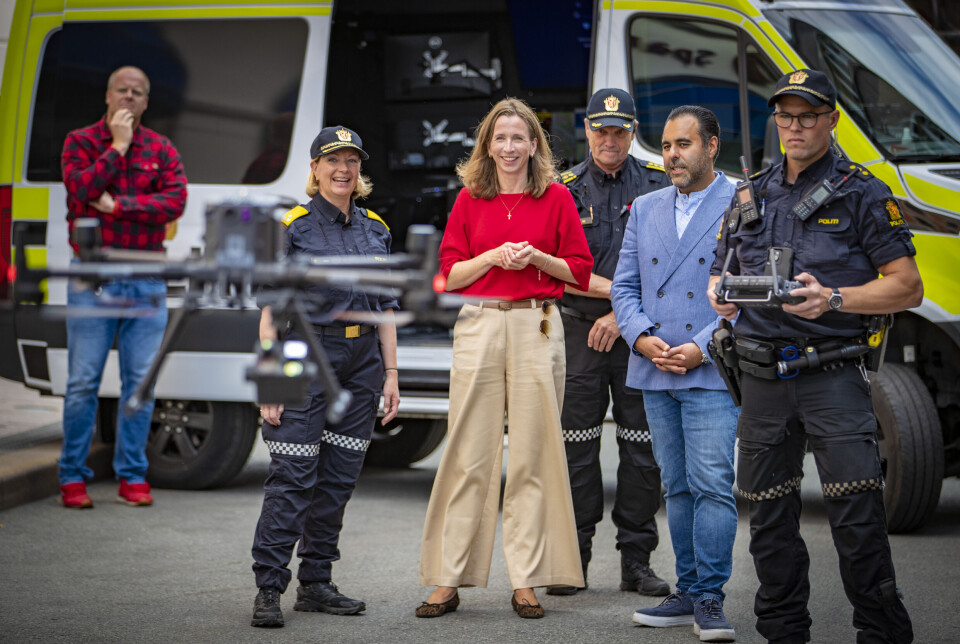 Politiets dronebil er en fast del av politiets operative ressurser, og kan jakte både skurker og finne savnede med avanserte sensorer. Her lar justisminister Astri Aas-Hansen og stortingspresident Masud Gharahkhani seg imponere, sammen med visepolitimester, politistasjonssjef og dronepilot.