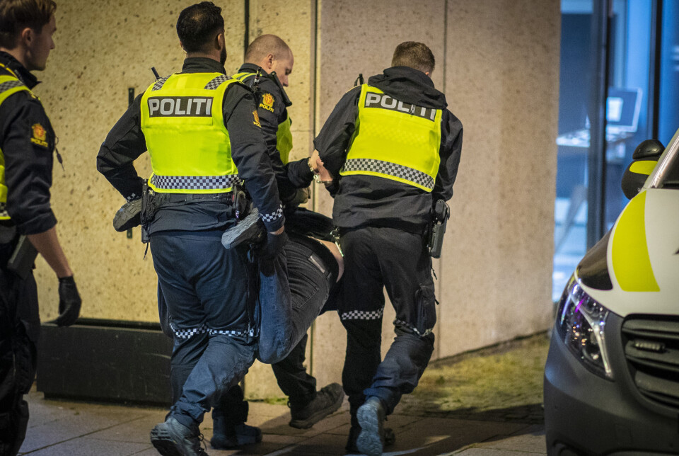 TRILLEBÅR: Bært i arresten med spyttehette. Det ble resultatet for en lite samarbeidsvillig mann.