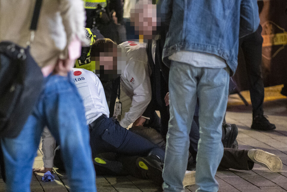 SLÅSSKJEMPE: Tre vektere og flere politifolk måtte til for å få kontroll på denne karen.