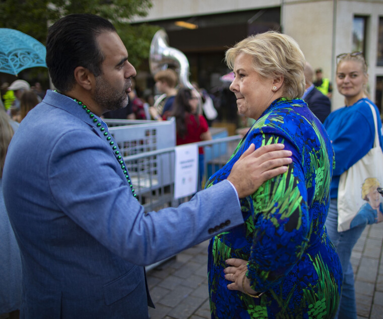 Arbeiderpartiets stortingspresident Masud Gharahkhani og Høyre-leder Erna Solberg møttes under Elvefestivalen i forbindelse med valgkampen. De politiske motstanderne utvekslet noen høflighetsfraser.