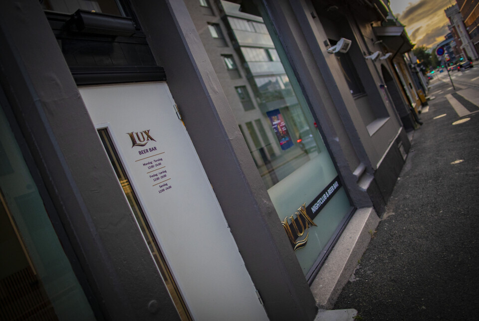 NYTT LIV: «Utelivsstripa» i Engene har fått en ny giv med flere nye etablissementer det siste året - nå er på ny alle lokalene fyllt opp og trekker mange gjester til området. Her med inngangen til pub-delen som skal holde åpent syv dager i uka.