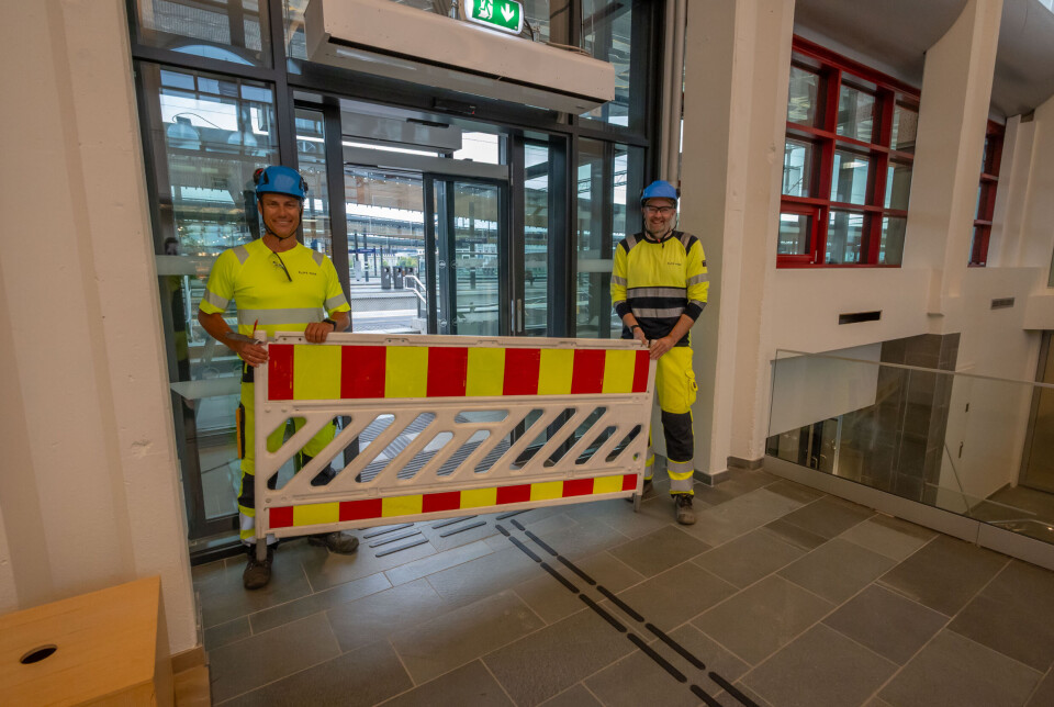 Tor Espeland (t.v.)og Eirik Korsnes, henholdsvis hovedbyggeleder og prosjektleder i prosjektet, gleder seg til å fjerne sperringer og ønskje velkommen til totalrenovert stasjon.