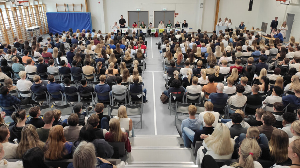 Det er 520 elever på Eiker VGS i år og helt fullt. Onsdag var de fleste samlet til valgdebatt og senere valgtorg i gangen for å lære mer om de ulike politiske partiene foran årets stortingsvalg.