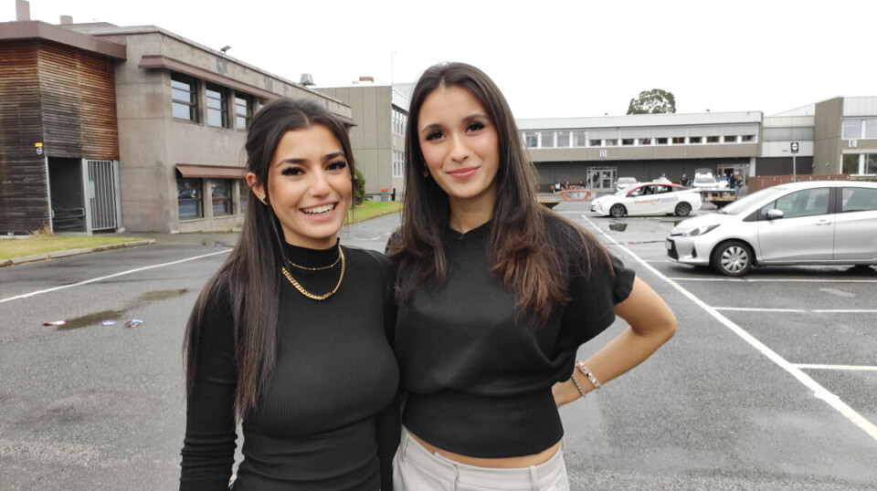 Tanya (t.v.) og Adise fikk bekreftet sine politiske valg under onsdagens skoledebatt på Eiker vgs.