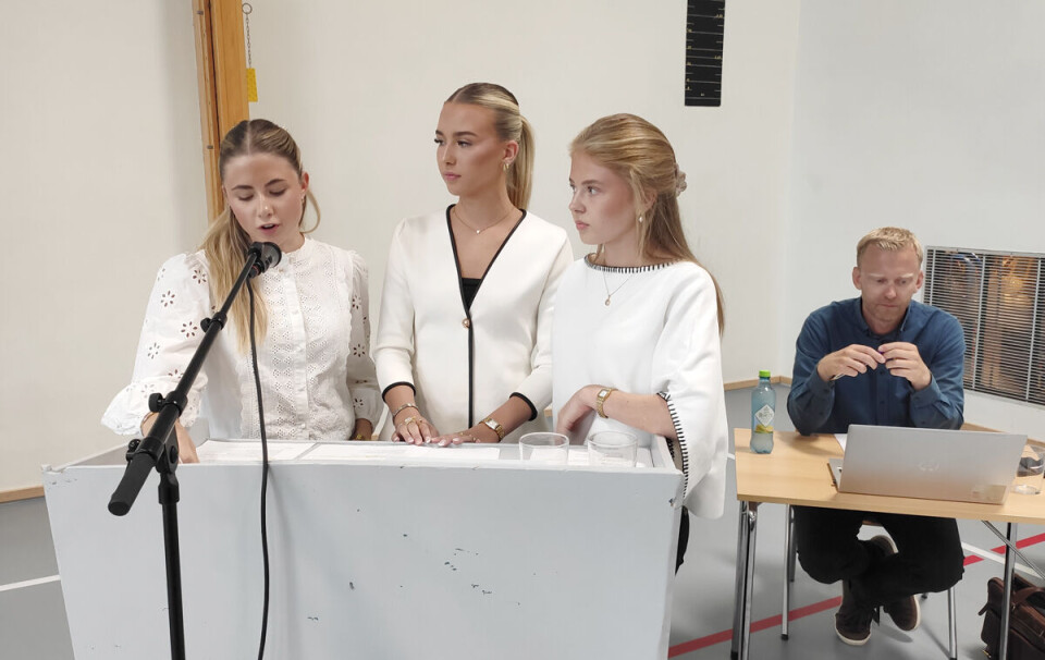 Andjela, Frøya og Anne Christine styrte debatten med hård hånd selv om det var mange debattanter å holde styr på.