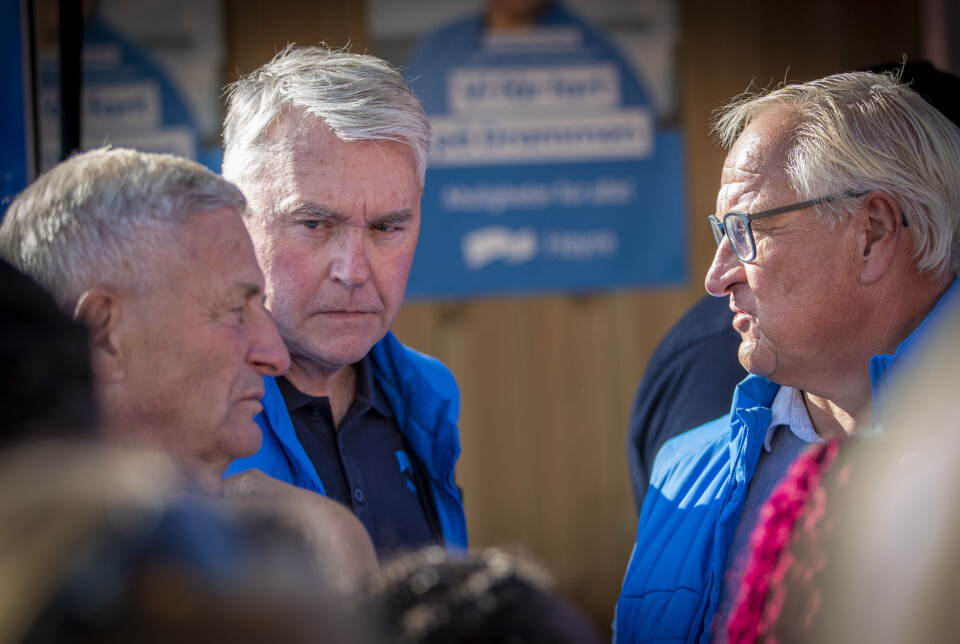 BEKYMRET MINE: Buskerud Høyres førstekandidat til stortinget Trond Helleland i samtale med fylkesordfører Tore Opdal Hansen og drammensordfører Kjell Arne Hermansen under Erna Solberg-besøk i Drammen forrige helg.