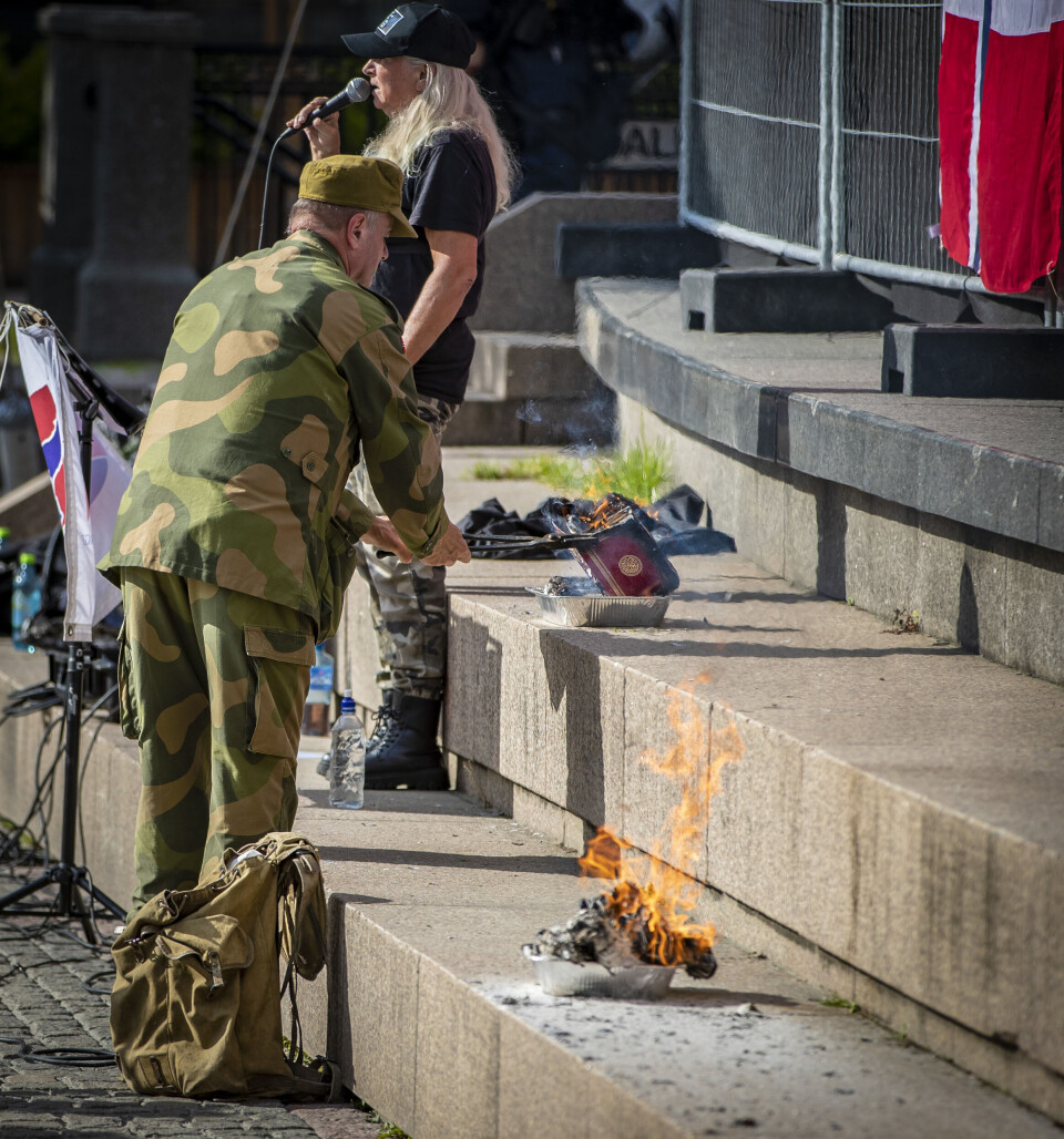 Koranbål bak massive politisperringer