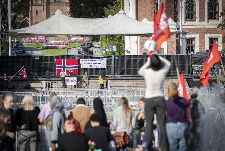 Koranbål bak massive politisperringer