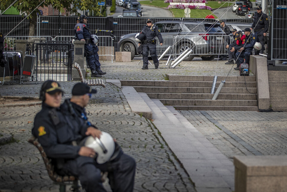 Koranbål bak massive politisperringer