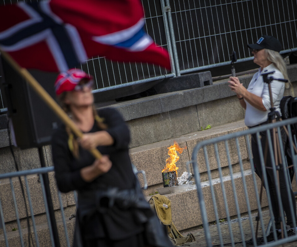 Koranbål bak massive politisperringer