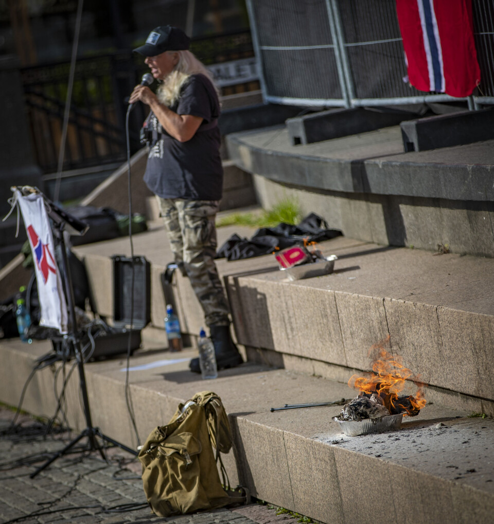 Koranbål bak massive politisperringer