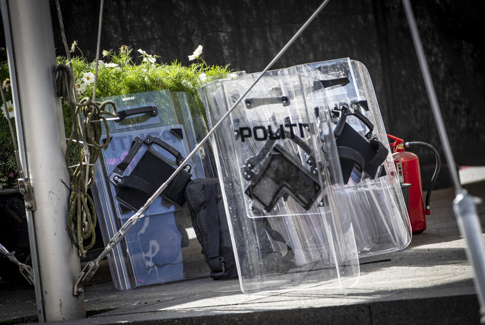 Koranbål bak massive politisperringer